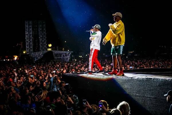 První den Colours of Ostrava obrazem: Pharrell Williams, Topol, příčiny migrační krize a další