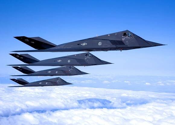 Neviditelný Lockheed F-117 Nighthawk, opředen řadou mýtů, dodnes zůstává stíhacím unikátem. Sestřelen byl pouze jednou