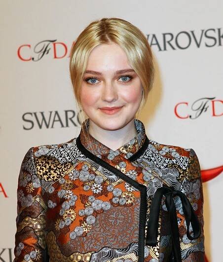 Dakota Fanning – Lip, Shoulder, Smile, Eyelash, Neck, Sle…
