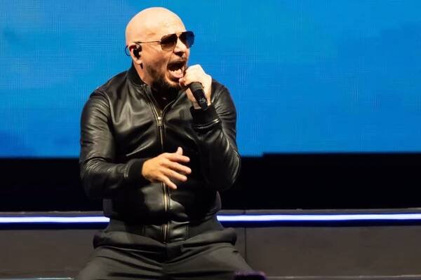 Pitbull odpálil koncert v Prahe. Tisíce ľudí si nasadilo umelé plešiny!