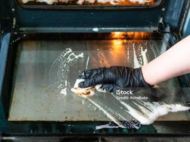 ruka čistí skleněné dveře špinavé trouby s činidlem - Bez autorských poplatků Pec - Kamna Stock fotka