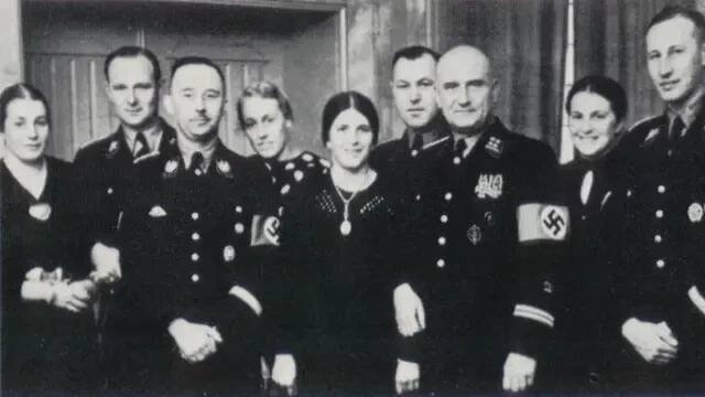 Ve společnosti nacistických hodnostářů - Lina Heydrichová zcela vlevo 