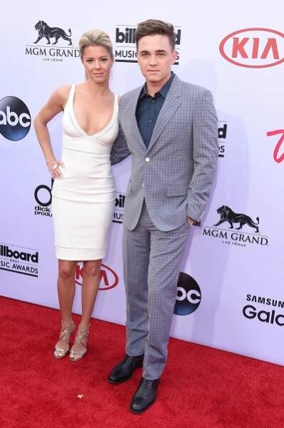 Jesse McCartney and Katie Peterson on the red carpet at the 2015 Billboard Music Awards.