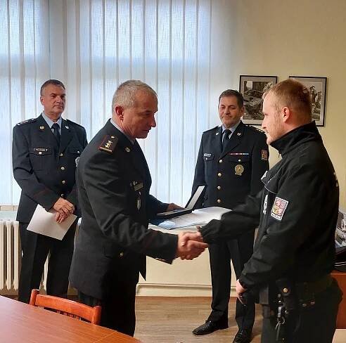 „Nepřemýšlel jsem a skočil do řeky,“ řekl policista, který zachránil holčičku
