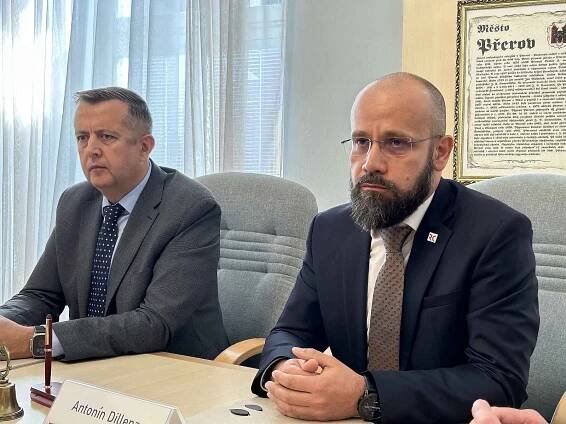 Primátor Přerova Petr Vrána (ANO) a ředitel společnosti RC Europe Antonín Dillenz uzavřeli v pátek ráno podpisem smlouvu o smlouvě budoucí na prodej pozemků, kterou tak stvrdili vstup významného investora do regionu. Společnost hodlá v Přerově investovat 