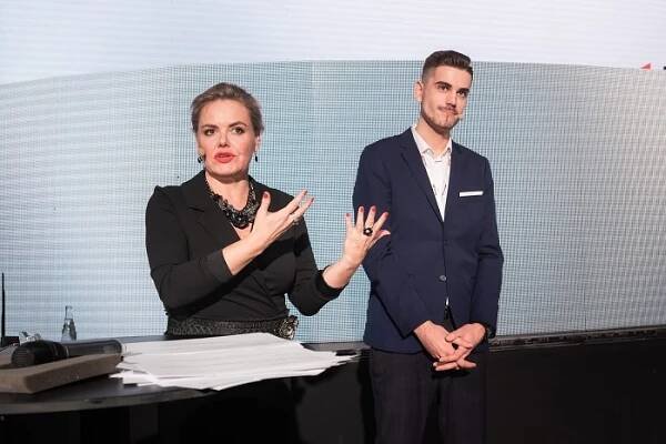 Moderátoři vyhlášení soutěže YouTube Works: Vanda Wolfová a GoGoMan, foto: Google ČR