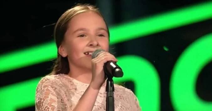 11leté dívce se beze studu vysmíval celý sál. Jakmile zazpívala první dva tóny, všichni zrudli hanbou. Podle poroty je národní klenot