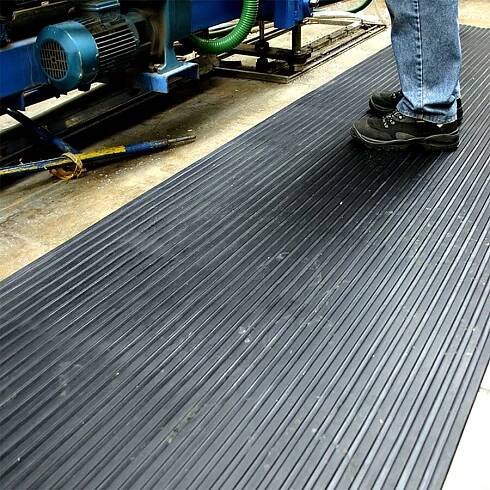 Černá rýhovaná protiskluzová průmyslová rohož (metráž) COBARIB WIDE - délka 1 cm, šířka 120 cm, výška 3 mm