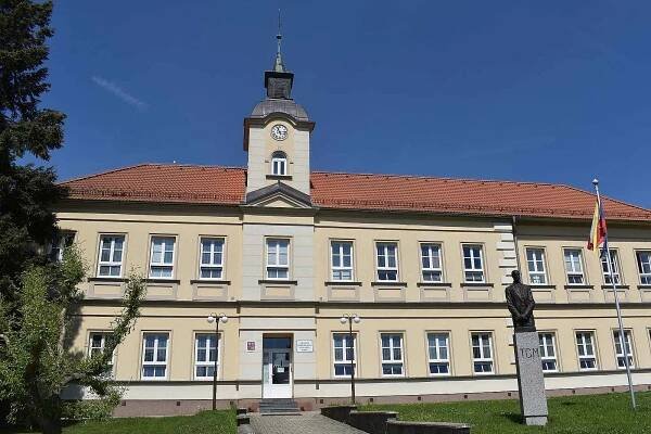 Mezi dominanty obce patří větrný mlýn, kaple a také jezírka.