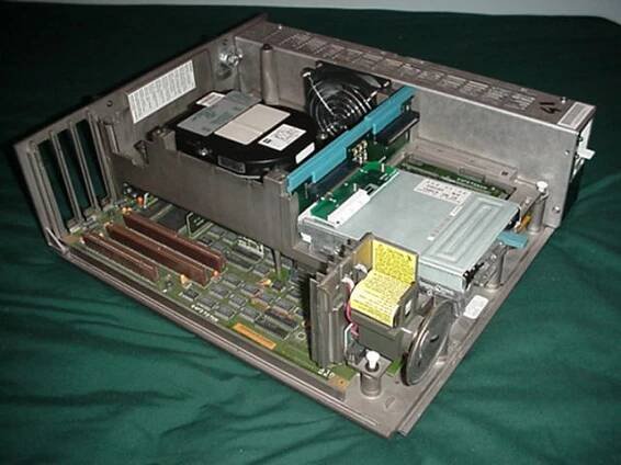 Soubor:IBM PS2 MCA Model 70, drives internal side-view.jpg – Wikipedie