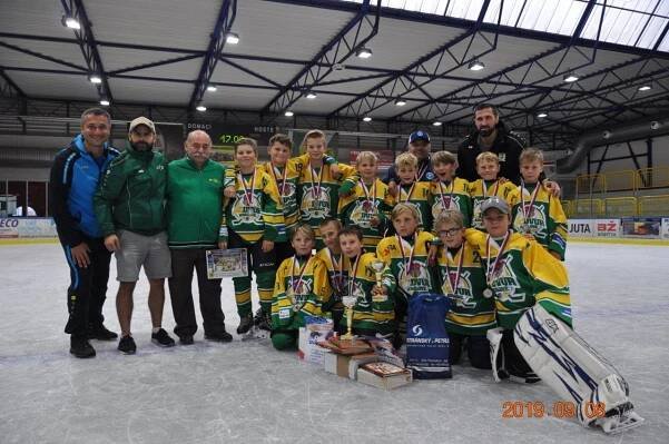 Mladí hokejisté HC Rodos vybojovali na dvorském ledě stříbrné medaile a dospělákům dnes začínají zápasy druhé ligy