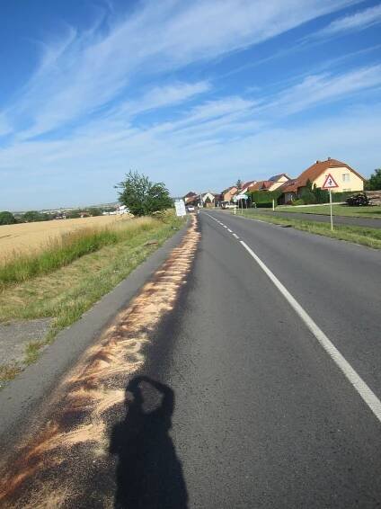 Úklid 300metrového úseku silnice zaměstnal hasiče ve Zlechově, provozní kapaliny unikaly z pracovního stroje | POŽÁRY.cz