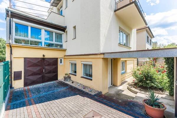 PRODÁNO – Prvorepubliková vila s okrasnou zahradou, 874m2, Poděbrady - Next Reality Exclusive