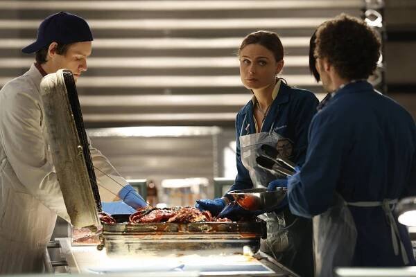 Sběratelé kostí - Kamarádka v nouzi - Z filmu - Luke Kleintank, Emily Deschanel