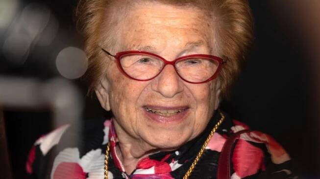 Svět obletěla smutná zpráva o smrti nejslavnější sexuální terapeutky. Přežila i holocaust