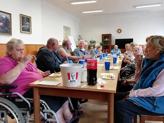 OBRAZEM: Seniorům do Rožďalovic přijel zahrát Třehusk. Došlo i na jedno přání