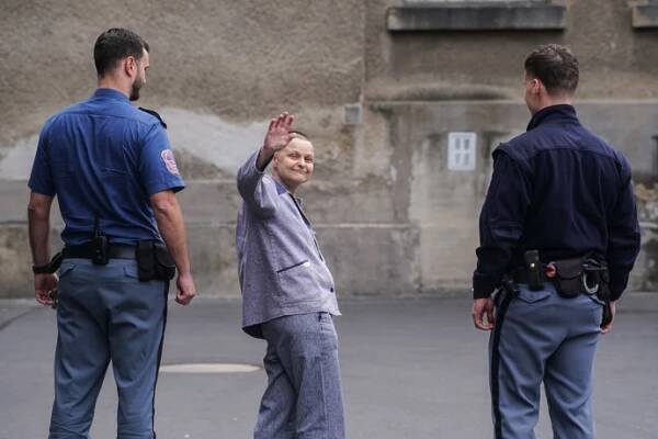 FOTO: Michelle Sudků v doprovodu strážných. – stránka 8