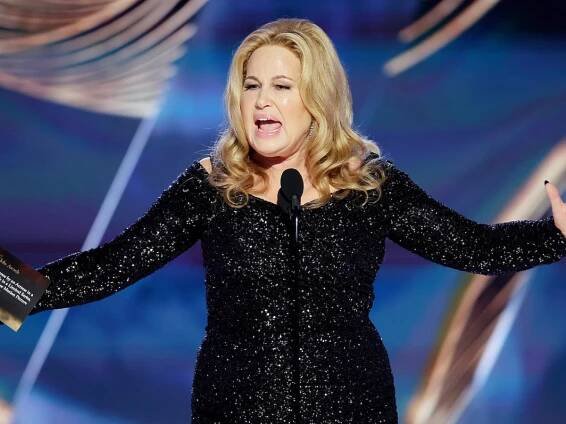 'The White Lotus' star Jennifer Coolidge's two chaotic speeches won the Golden Globes