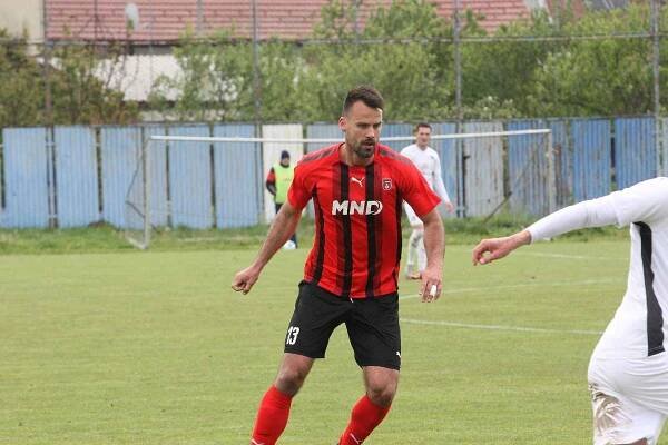 Fotbalisté Slovácka B (bílé dresy) ve 24. kole MSFL remizovali doma s Hodonínem 1:1.