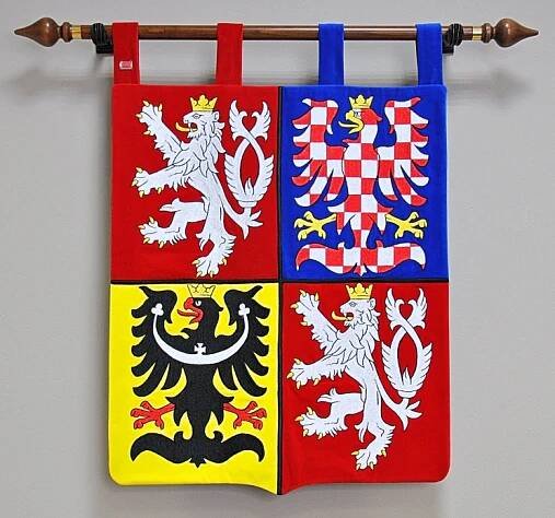 Vyšívaná velký státní znak ČR ve tvaru štítu.