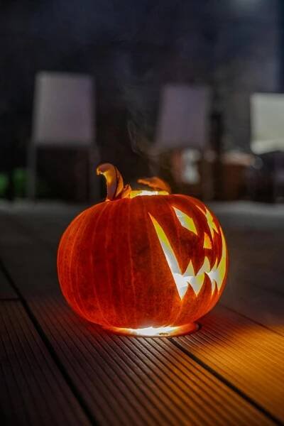 bezplatná Jack-o'-lantern s děsivou září v tmavém venkovním prostředí Základová fotografie