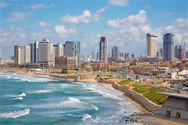 Tel Aviv, Izrael - 2 března 2015: Výhled na pobřeží a město od starého Jaffu — Stock obrázek