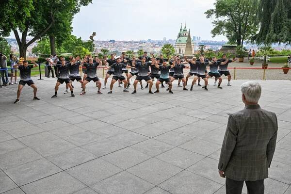 Novozélandští ragbisté předvedli Pavlovi na Hradě tanec haka