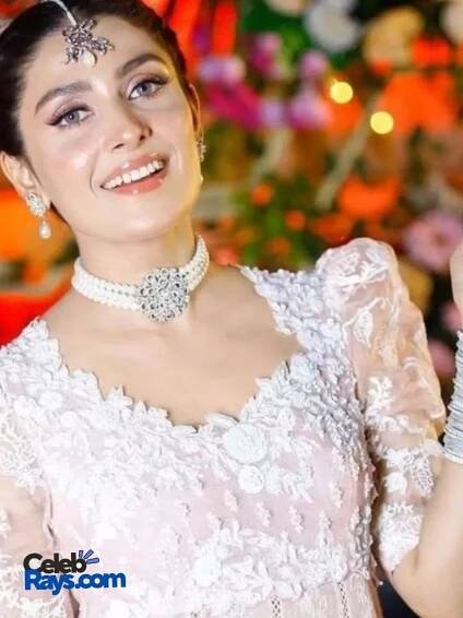 Ayeza Khan showbiz