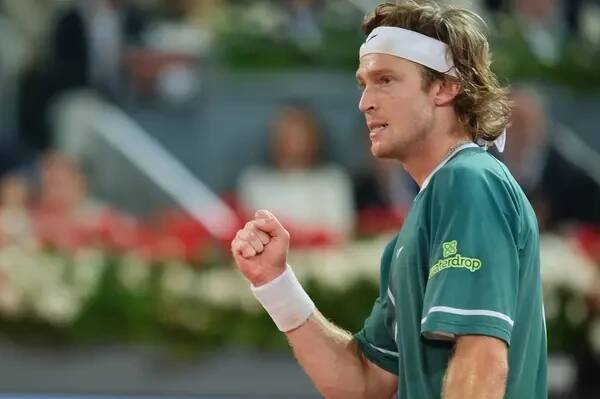 Andrey Rublev contra Felix Auger Aliassime de Canadá durante el partido final de individuales masculino en el Día Trece del Mutua Madrid Open en La Caja Magica el 05 de mayo de 2024 en Madrid, Spai — Imagen de stock