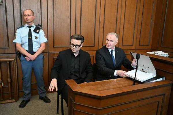 FOTO: Ondřej Brzobohatý u soudu, kde se řeší jeho spor s exmanželkou Taťánou Kuchařovou. – stránka 95
