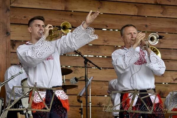 Tlumačovský Dechovkový festival oslavil 15. narozeniny, o vzácné gratulanty nebyla nouze! Dorazila Mistříňanka, Doubravanka