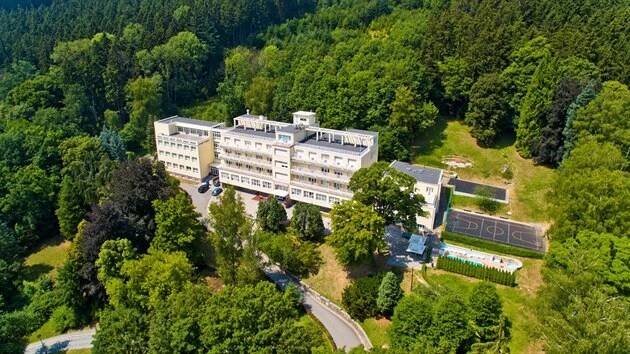 Léčebna Miramonti v Luhačovicích byla postavená v letech 1928 až 1929 jako luxusní hotel. Tehdy byl pobyt v něm určený jen pro bohatou klientelu. Zůstalo tak jediné: nádherná příroda a čistý vzduch.