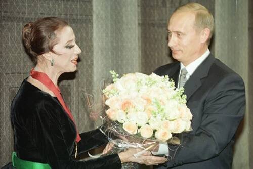 TAS22: MOSCOW, RUSSIA. NOVEMBER 20. President of Russia Vladimir Putin has personally congratulated the great Russian ballet-dancer Maya Plisetskaya on her birthday and presented her a bouquet of corresponding number of roses. Addressing the audience at the festive gathering dedicated to the occasion Vladimir Putin has stressed "we are proud that we can call an artist of such fame a Russian ballerina". (ITAR-TASS photo/ Vladimir Rodionov; Sergei Velichkin) ----- ÒÀÑ62 Ðîññèÿ, Ìîñêâà. 20 íîÿáðÿ. Ïðåçèäåíò Ðîññèè Âëàäèìèð Ïóòèí ïîçäðàâèë ñåãîäíÿ ëè÷íî âåëèêóþ ðóññêóþ áàëåðèíó Ìàéþ Ïëèñåöêóþ ñ äíåì ðîæäåíèÿ è ïîäàðèë áóêåò èç 75 ðîç (íà ñíèìêå). Âûñòóïàÿ ñ ïîçäðàâèòåëüíîé ðå÷üþ íà òîðæåñòâåííîì âå÷åðå, ïîñâÿùåííîì 75-ëåòèþ Ìàéè Ïëèñåöêîé, ïðåçèäåíò Ðîññèè ïîä÷åðêíóë, ÷òî "ìû ãîðäèìñÿ, ÷òî òàêîãî âûäàþùåãîñÿ àðòèñòà ìû ìîæåì íàçâàòü ðóññêîé áàëåðèíîé". Ôîòî Âëàäèìèðà Ðîäèîíîâà (ÈÒÀÐ-ÒÀÑÑ) 