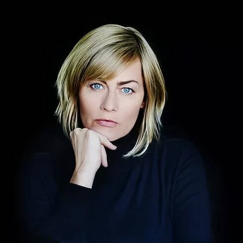 Schauspielerin Gesine Cukrowski schaut in die Kamera. Sie ist in Film und Fernsehen zu Hause, aber auch auf Bühnen fühlt sie sich wohl: Gesine Crukowski ist eines der bekanntesten Fernsehgesichter Deutschlands. Sie fordert mit ihrer Initiative 