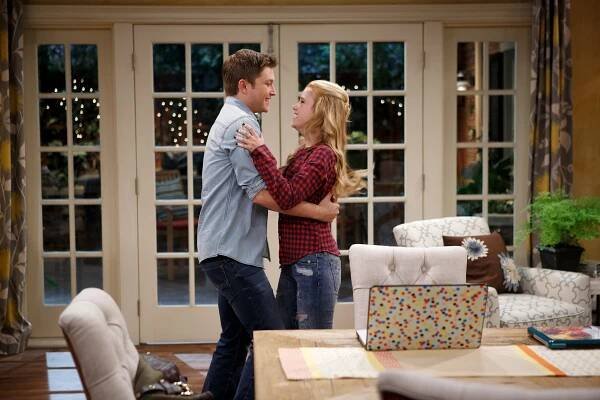 Melissa a Joey - Cítíš ten žár? - Z filmu - Sterling Knight, Taylor Spreitler