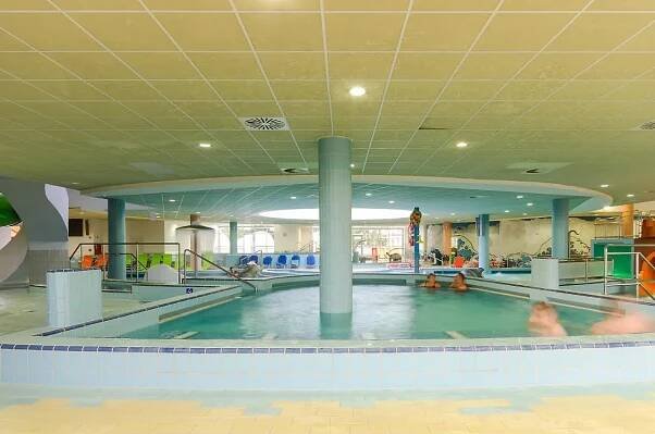 Bazén v ubytování Hunguest Hotel Aqua Sol nebo v jeho okolí