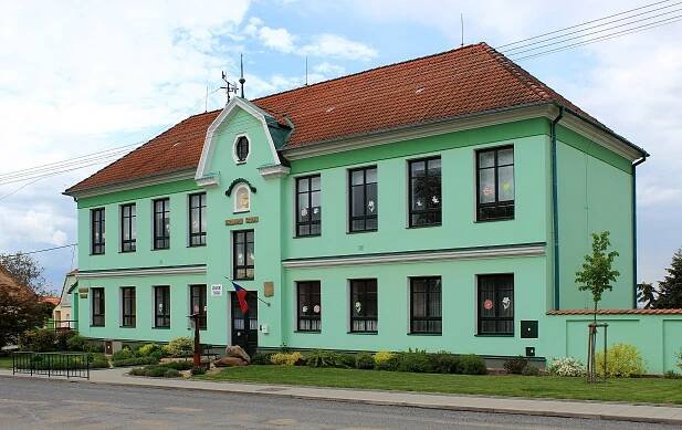 Soubor:Lesonice, school.jpg – Wikipedie