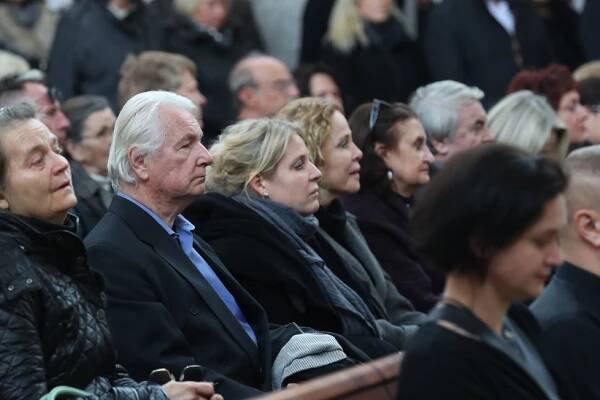 7 nej momentů z pohřbu Marie Poledňákové (†81): Zdrcená Eliška Balzerová, přiznání Harapese a tajemné květy...