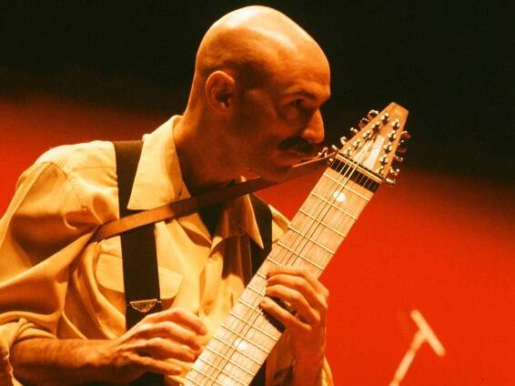 (MANDATORY CREDIT Koh Hasebe/Shinko Music/Getty Images) King Crimson live at Shobuya Kokaido Hall, December 9, 1981, Tokyo, Japan. Tony Levin. (Photo by Koh Hasebe/Shinko Music/Getty Images)