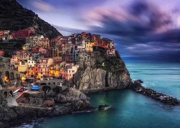ENJOY Puzzle Manarola za soumraku Cinque Terre Itálie 1000 dílků