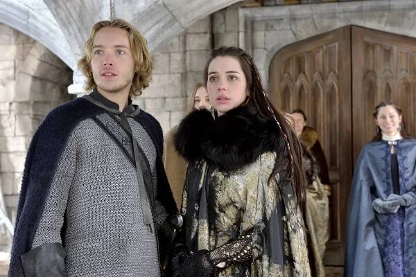 Království - Ať žije král - Z filmu - Toby Regbo, Adelaide Kane