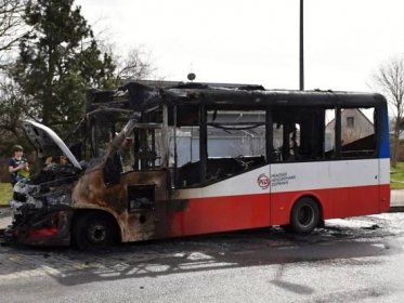 V pražských Kyjích hořel autobus. Škoda je několik milionů korun