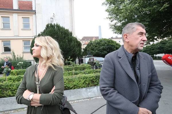 Monika nevyloučila nový vztah. Nejsme jako Soukup a Hanychová, rýpl si Babiš