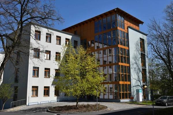 Konec cest pacientů do jiných okresů. Strakonická nemocnice má moderního "obra"