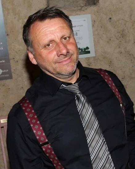 Radek Holub hraje s manželkou a synem v inscenaci Dobře rozehraná partie. Ta se stala téměř okamžitě diváckým hitem. Divadlo Kalich s ohledem na velký zájem diváků přidává do programu reprízy. 
