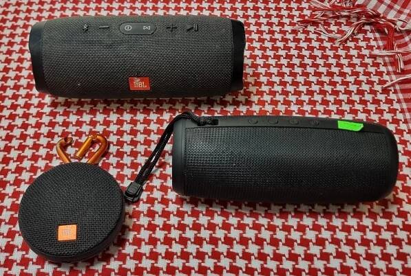 Bluetooth reproduktor JBL Charge 3 + Clip 2 + Niceboy na náhradní díly
