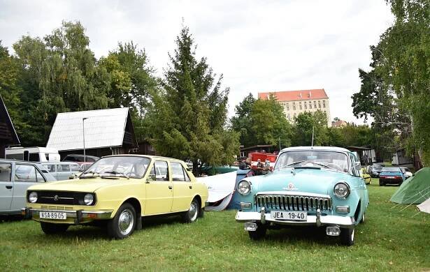 Retrosraz v Kempu Žralok připomněl auta z éry socialismu. Lidé sdíleli vzpomínky