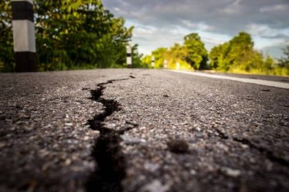 silnice prasklé - zemětřesení - stock snímky, obrázky a fotky