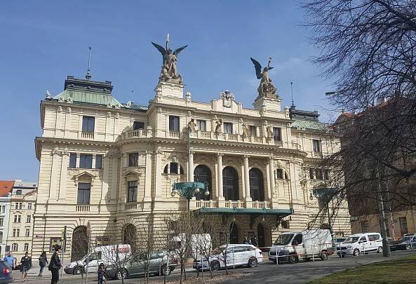 Divadlo na Vinohradech zdobí sedmimetroví andělé. Představují... | Regiony