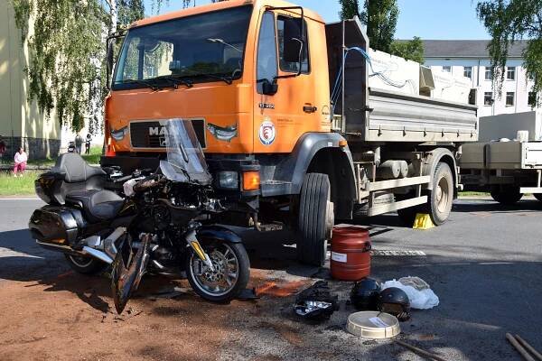FOTO: V Bruntálu se srazil náklaďák s dvěma motorkáři. Oba jsou ve vážném stavu